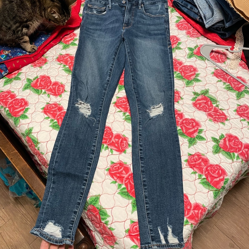 Good American Blue Skinny Jeans with Distressed Details